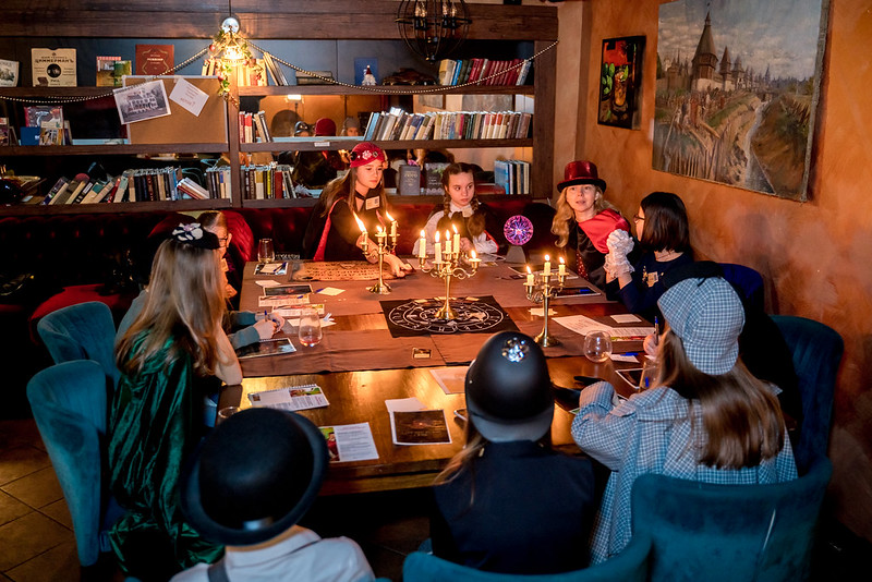 Дети разгадывают загадки в семейном квесте Хэллоуина в Voronezh