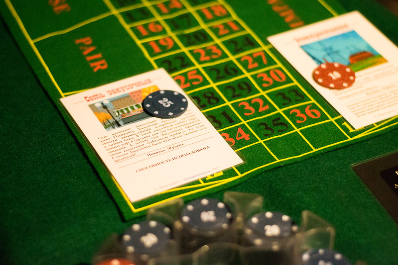 Ведущий развлекает гостей на корпоративе в Voronezh