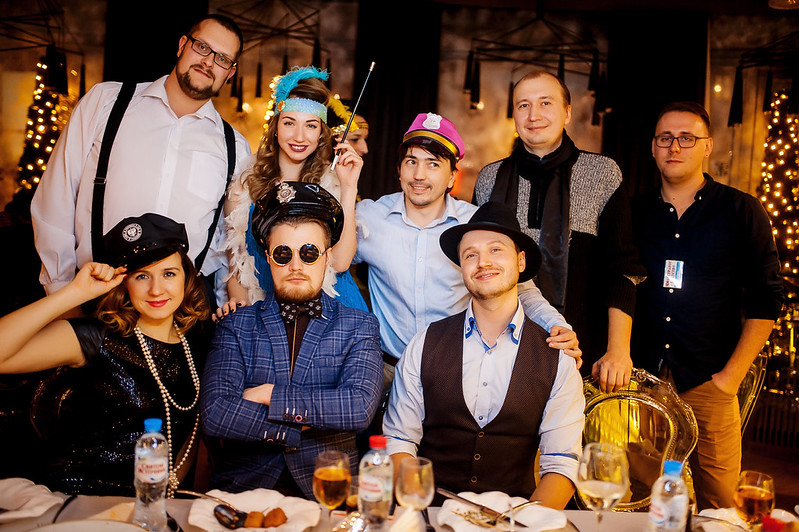 Команда компании празднует Новый год в ресторане Voronezh